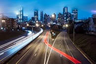 亚特兰大充满活力的城市景观中，街道和摩天大楼被照亮，展现出长曝光的光线轨迹