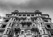 从低角度拍摄的埃及开罗黑白历史建筑立面