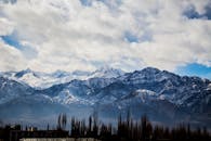 印度列城的雪山在多云天空下令人惊叹