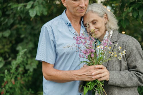 Kostnadsfri bild av äldre par, blommor, gammal