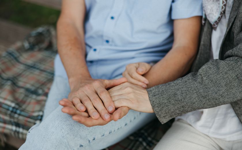 Online dating: starting a conversation on a niche platform