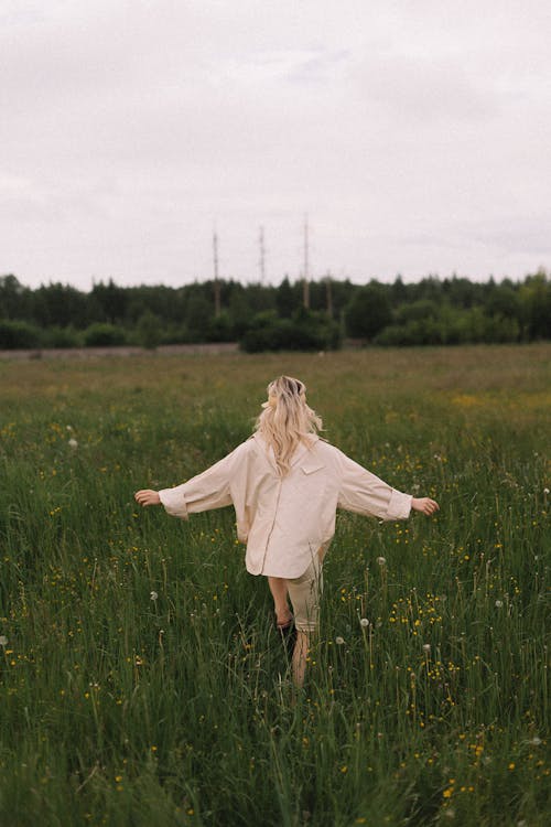 Fotobanka s bezplatnými fotkami na tému blond vlasy, chôdza, človek