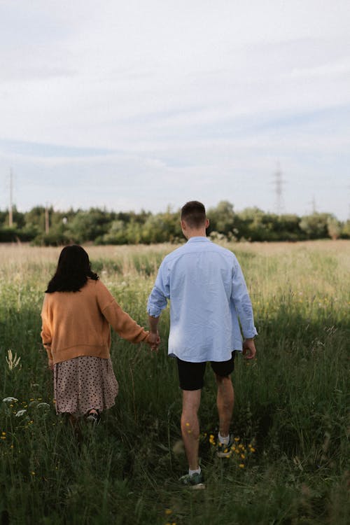 Foto d'estoc gratuïta de afecte, amants, caminant