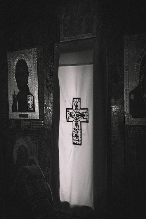 De franc Foto d'estoc gratuïta de blanc i negre, creu, cristianisme Foto d'estoc