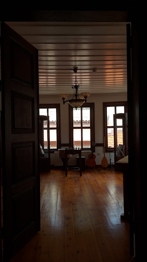 Darmowe zdjęcie z galerii z dom, drewniana podłoga, drewniane drzwi