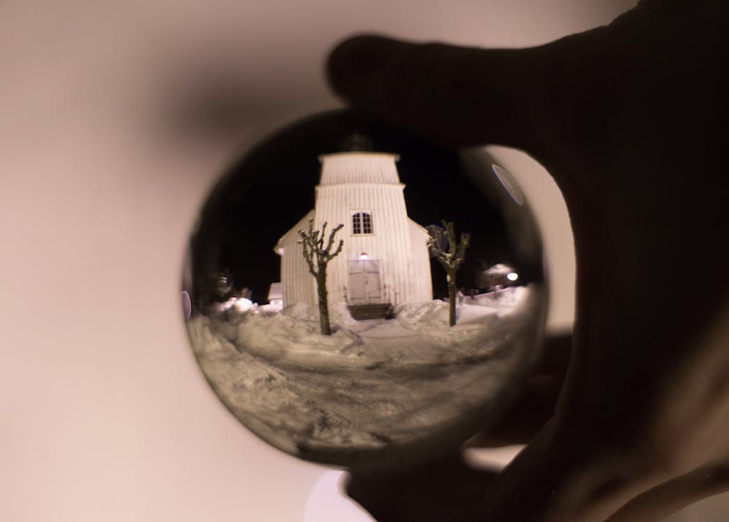 Fotografía De Ojo De Pez De Un Edificio De Hormigón Blanco