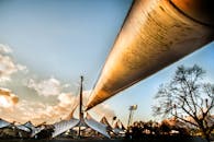 在充满活力的日落天空映衬下，慕尼黑奥林匹克公园的建筑呈现出戏剧性的景观