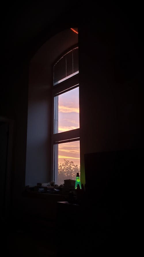 Immagine gratuita di bel cielo, finestra ad arco, luce verde