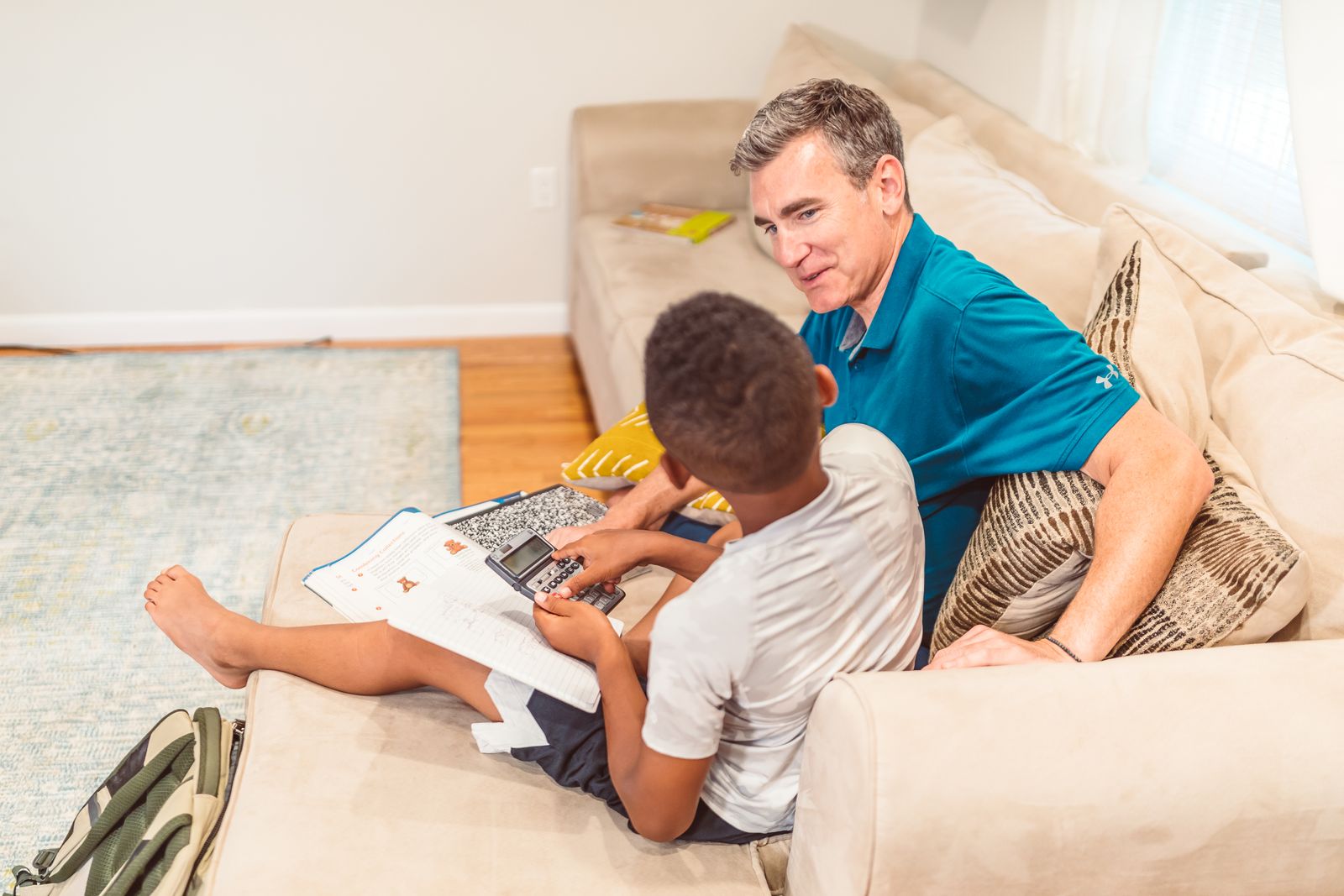 Padre enseñando a su hijo en el hogar como símbolo de formación, guía y responsabilidad espiritual
