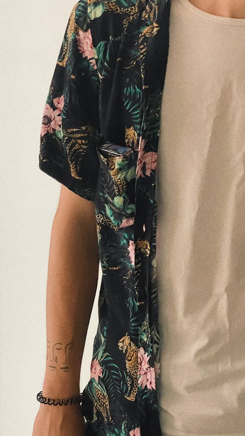 Ilmainen kuvapankkikuva tunnisteilla arkinen vaatetus, flora paita, käsivarsi