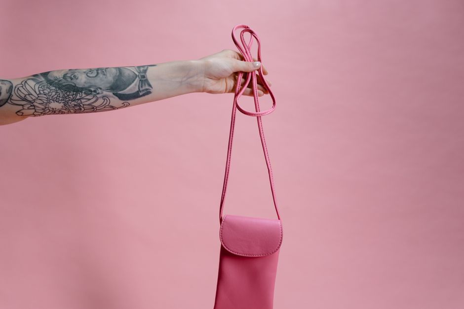 Sling bag strap hardware such as ladder locks, buckles, and adjusters determines where a bag fails first under daily load.