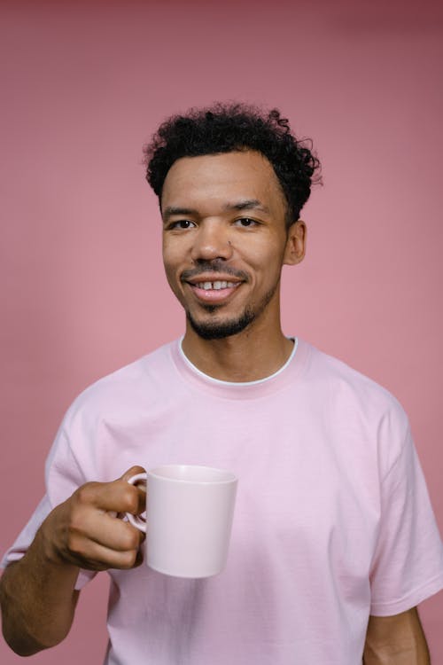 Foto profissional grátis de barbado, cabelo cacheado, caneca de cerâmica