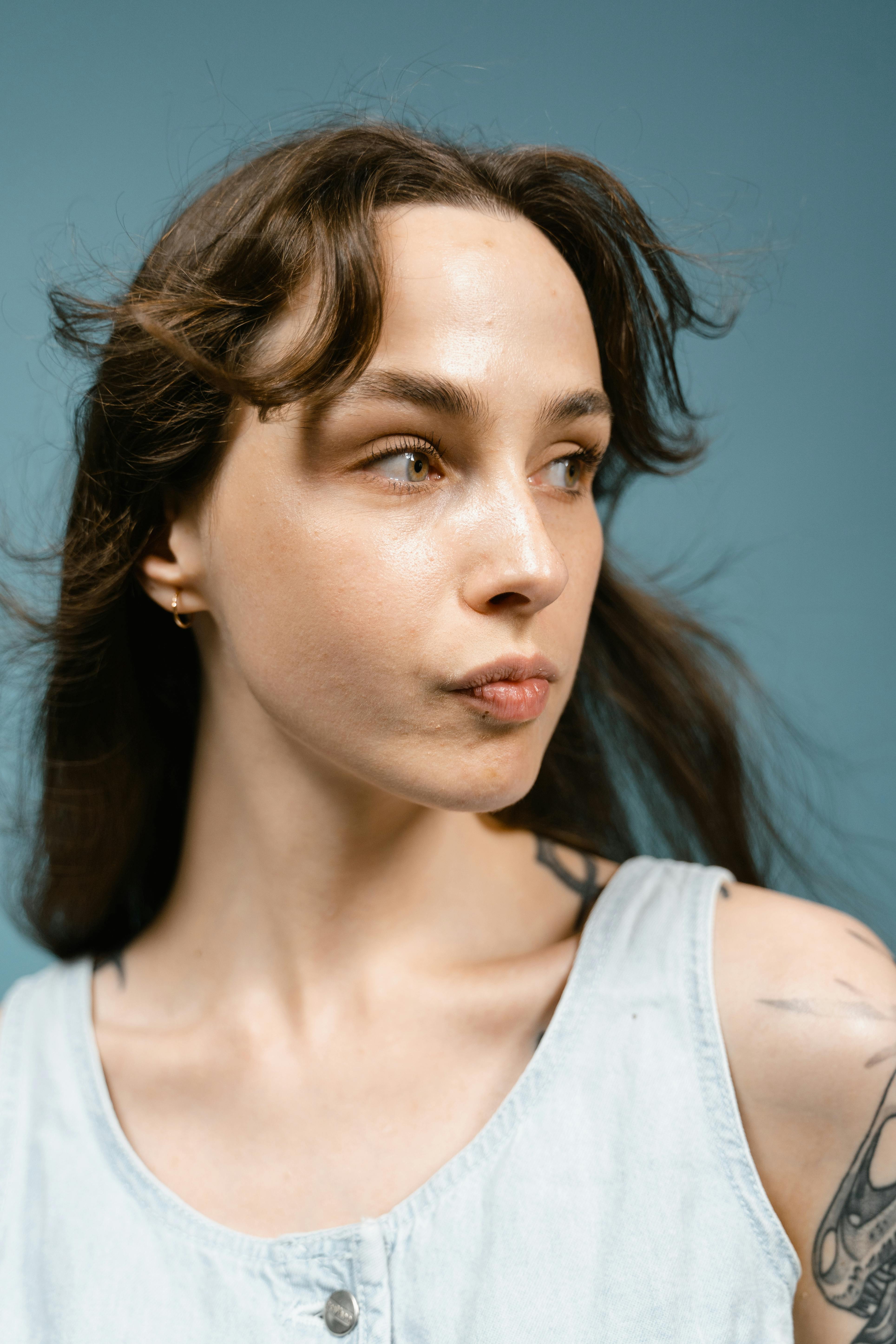 What hair color makes a woman look younger?