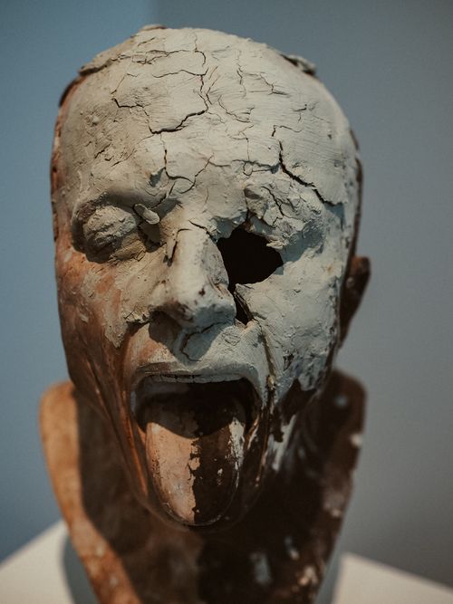 Free Cracked clay head bust sculpture showcasing decay and artistic texture. Stock Photo