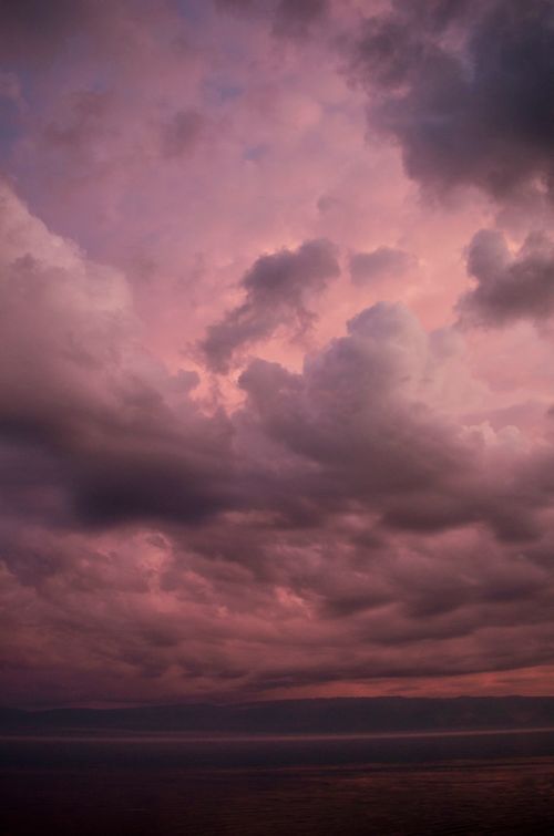 Free A stunning pink and purple cloudscape during twilight, capturing the serene beauty of nature. Stock Photo