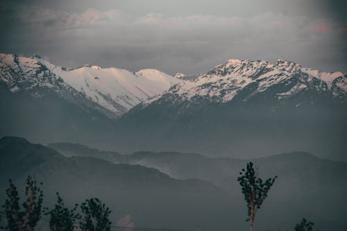 Foto profissional grátis de colina, garoa, montanha coberta de neve