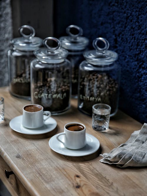 Foto profissional grátis de água, balcão de madeira, café