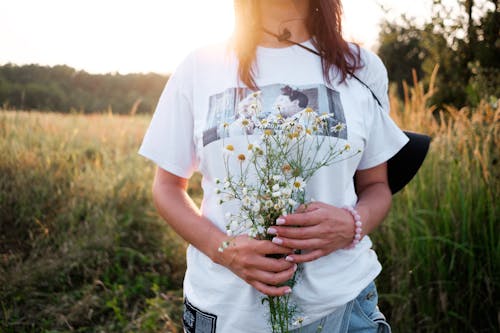 Free Woman Holding a Bunch of Daisy Flowers Stock Photo