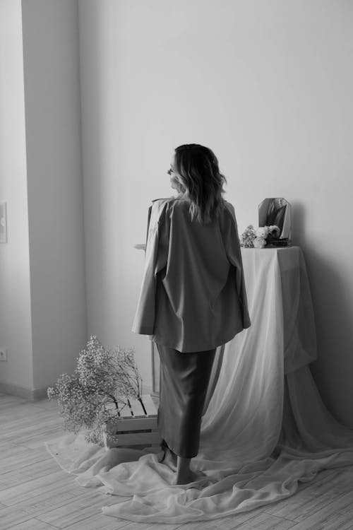 Free Woman Wearing a Blazer Standing on a Linen Stock Photo