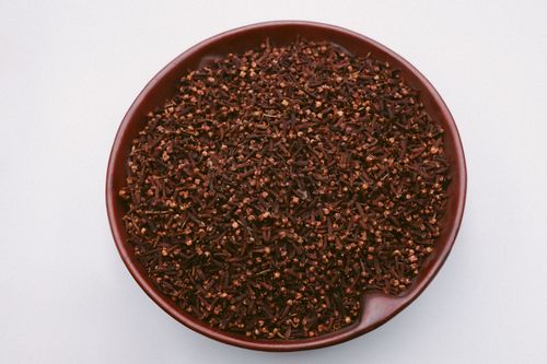 Free Aromatic cloves in a brown ceramic bowl from Malang, Indonesia, photographed from above. Stock Photo
