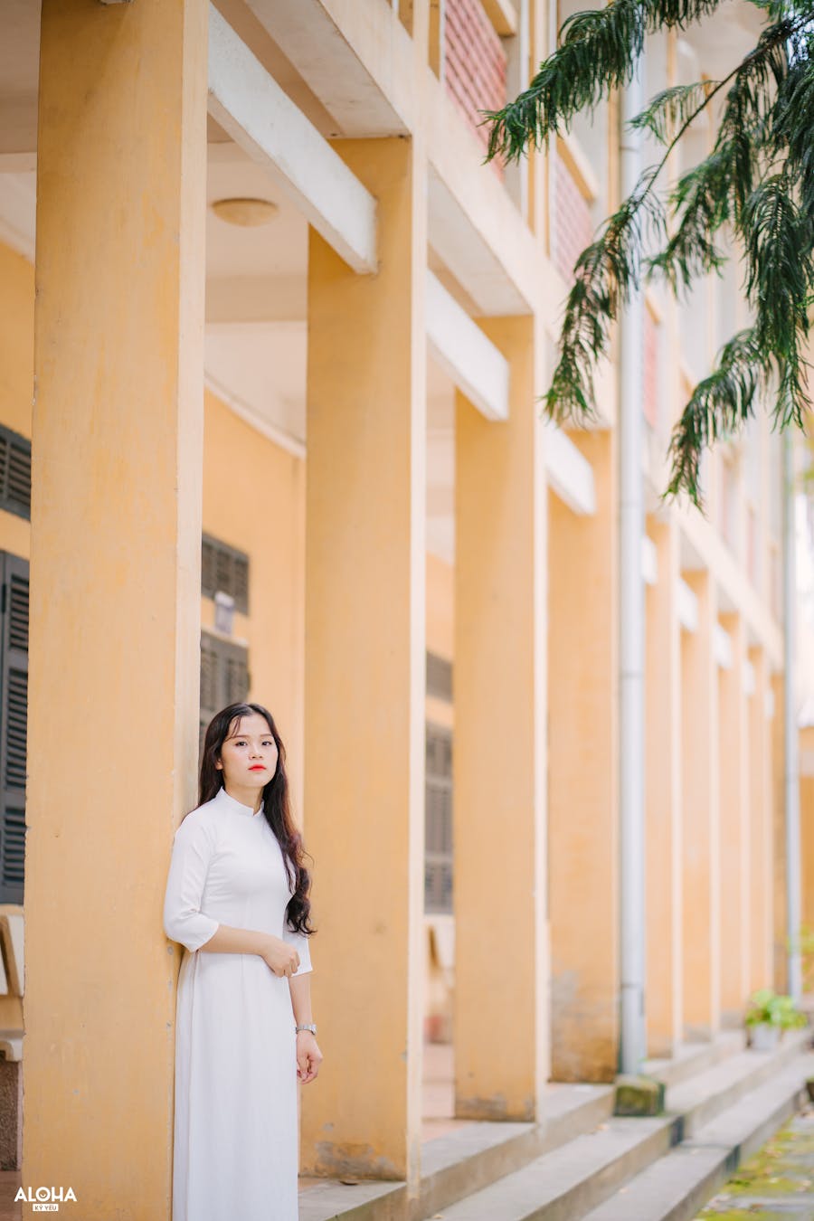 工程技术人员在办公室阅读航空维修技术文件