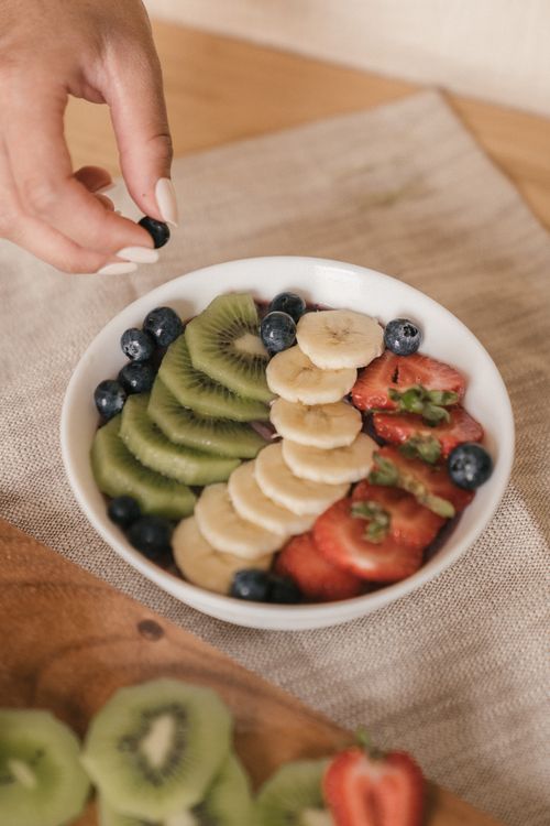 Free A delicious and healthy fruit bowl featuring kiwi, banana, strawberries, and blueberries. Perfect for a fresh breakfast. Stock Photo
