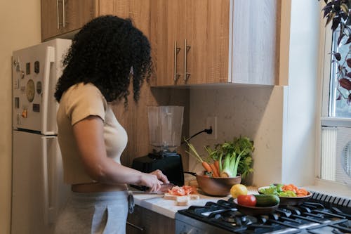 бесплатная Бесплатное стоковое фото с готовка, женщина, кухня Стоковое фото