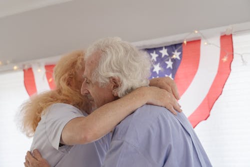 Бесплатное стоковое фото с американский флаг фон, белый свитер, близость