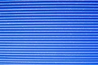 充满活力的蓝色波纹金属纹理特写，呈现重复图案