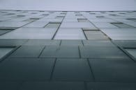 低角度视角下的现代建筑，带有玻璃窗和几何图案