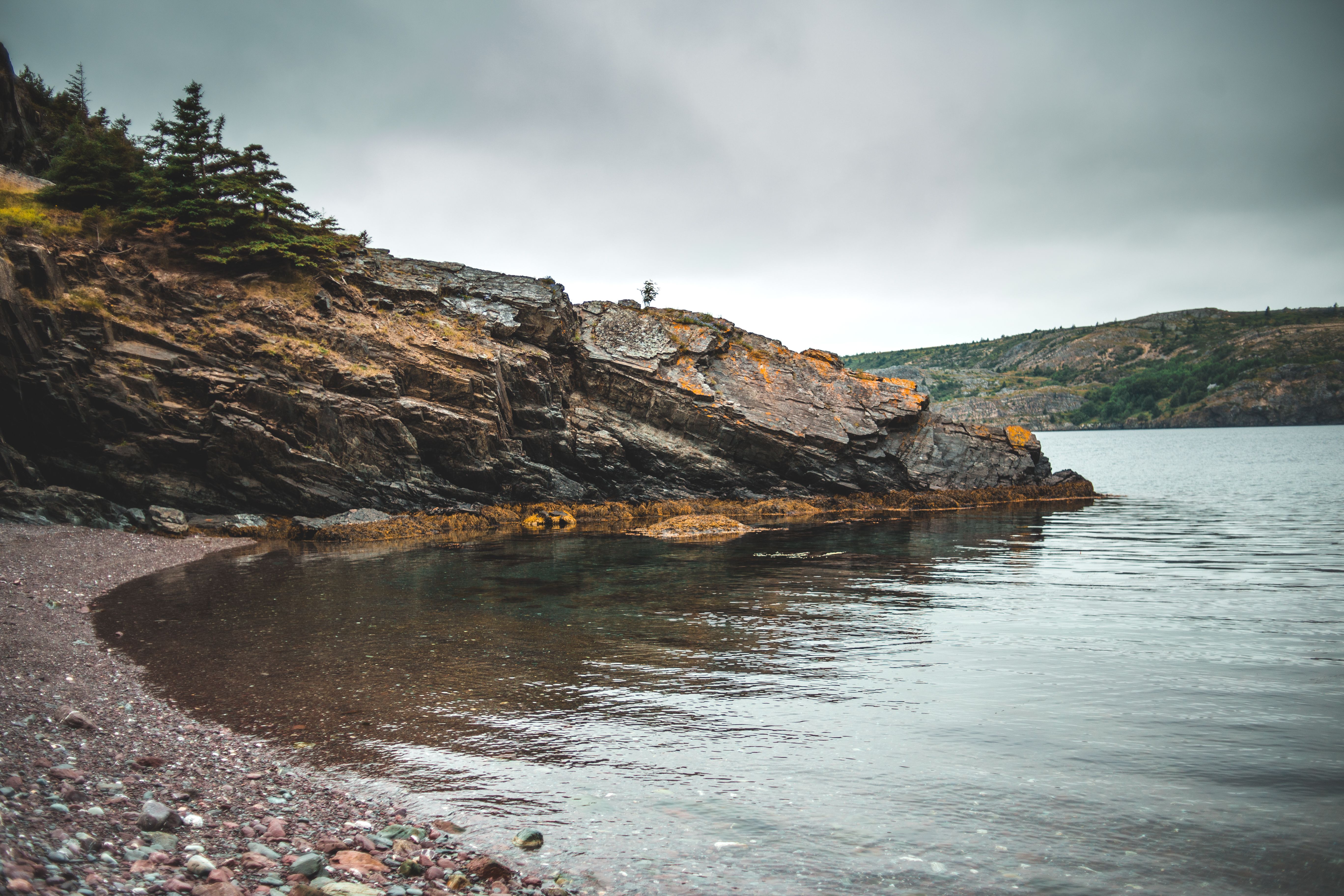 Rocks on lakeshore · Free Stock Photo