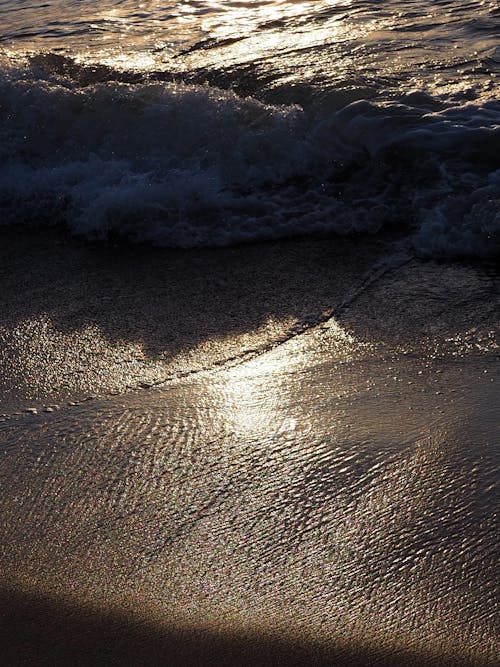 akşam karanlığı, dalgalar çökmesini, deniz içeren Ücretsiz stok fotoğraf