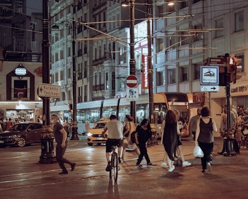 Foto d'estoc gratuïta de asfalt, caminant, carrer