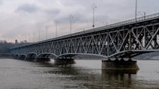 横跨波兰普卢洛克维斯瓦河的钢桥展现了现代建筑的风采