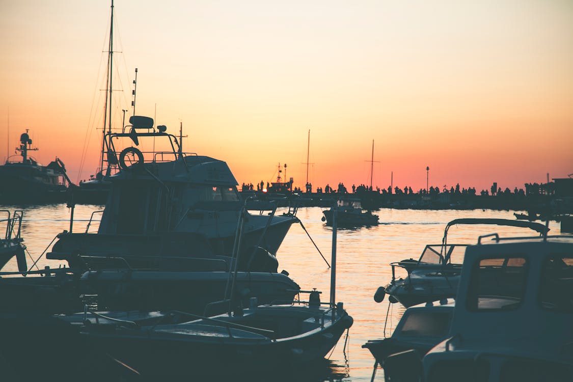 Plusieurs Bateaux Sur L'eau Calme Pendant L'heure D'or