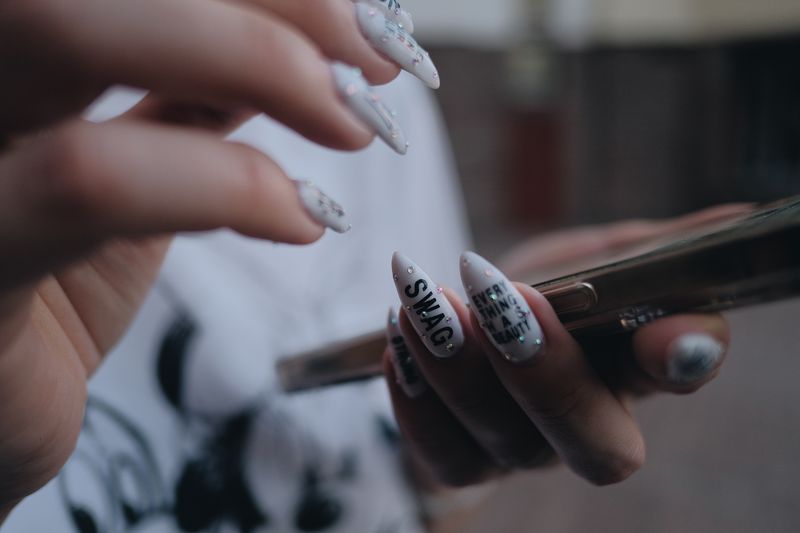 Unhas com nail art detalhada