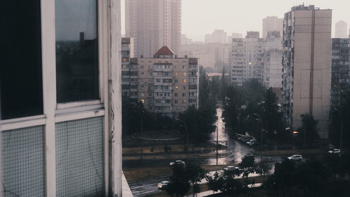 Ciudad bajo un cielo gris y lluvioso para ilustrar vocabulario del clima en inglés