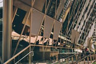 这座未来派的九龙建筑配有反光玻璃板，呈现出现代城市景观