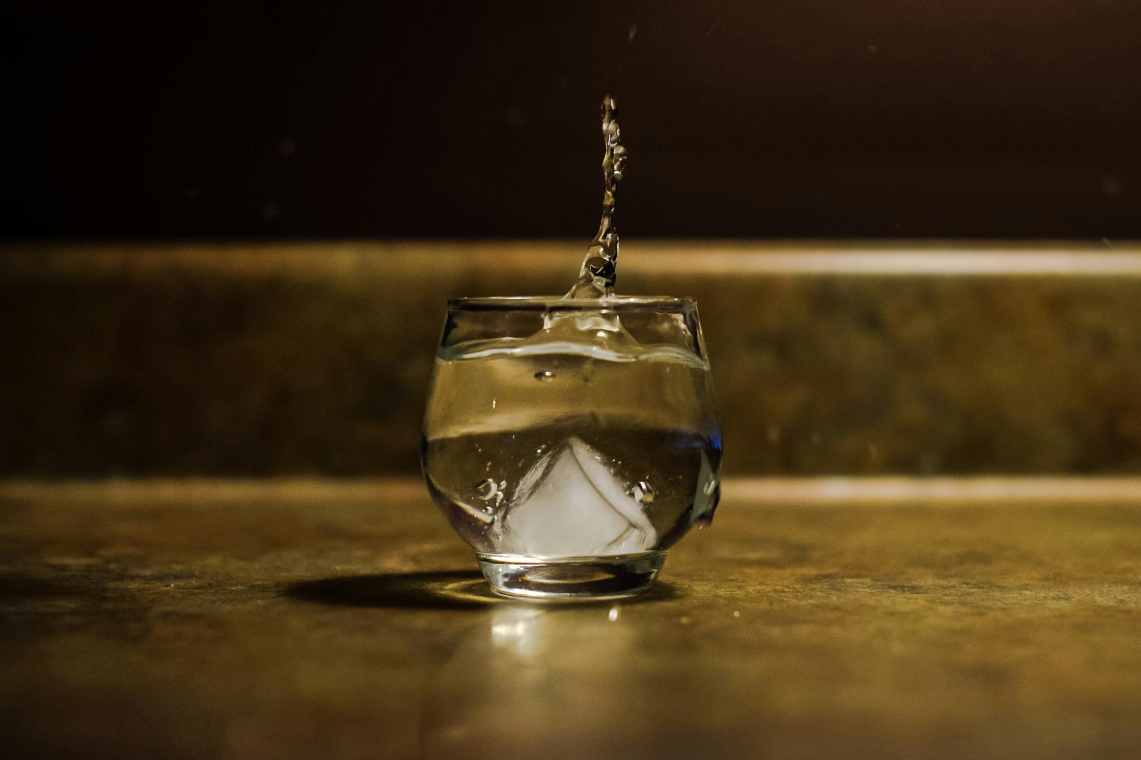 ガラス 水 氷の無料の写真素材