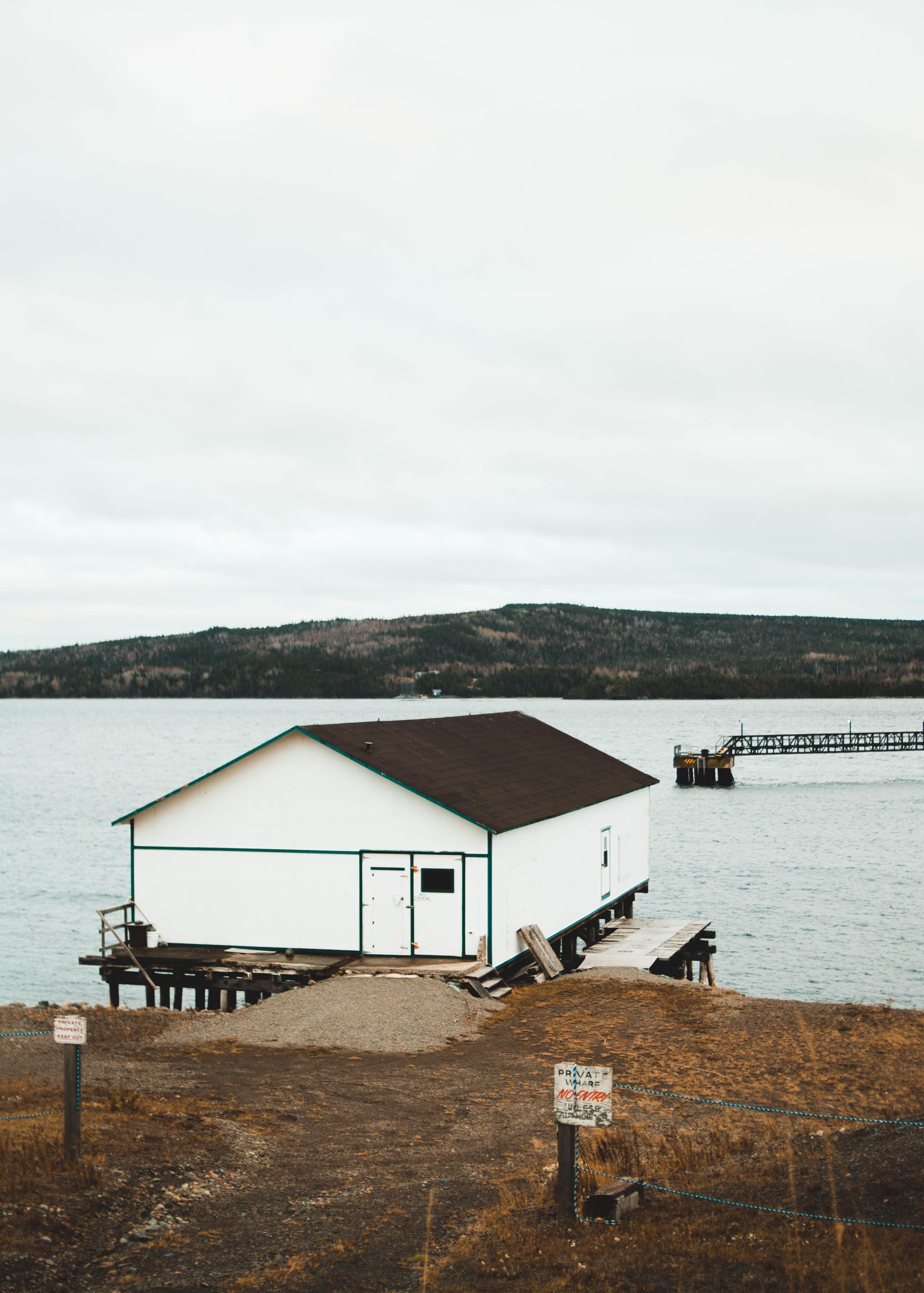 Building on Lakeshore · Free Stock Photo