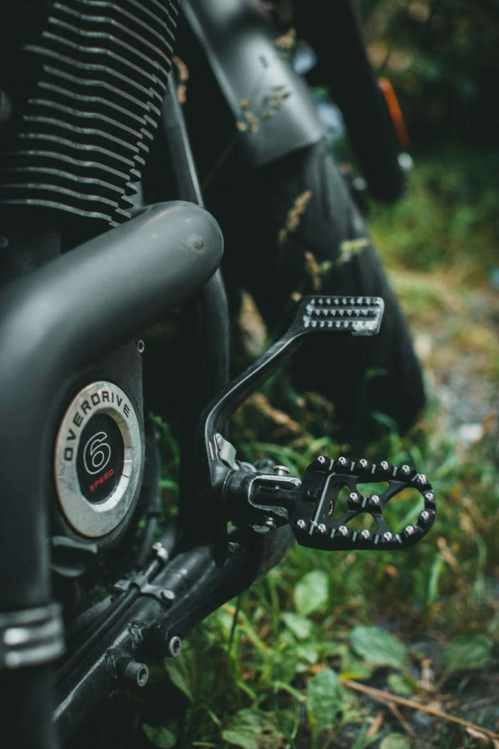 오토바이 페달과 엔진 부분 클로즈업