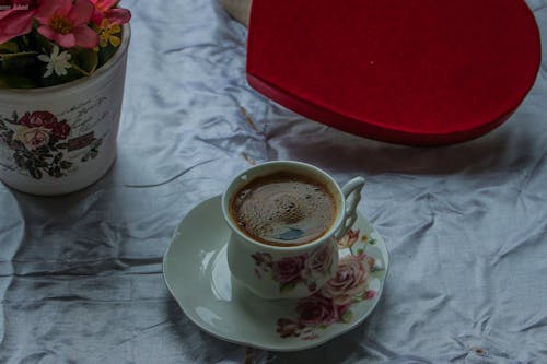 Wit En Roze Keramiek Theekopje Gevuld Met Koffie Op Witte Keramische Schotel