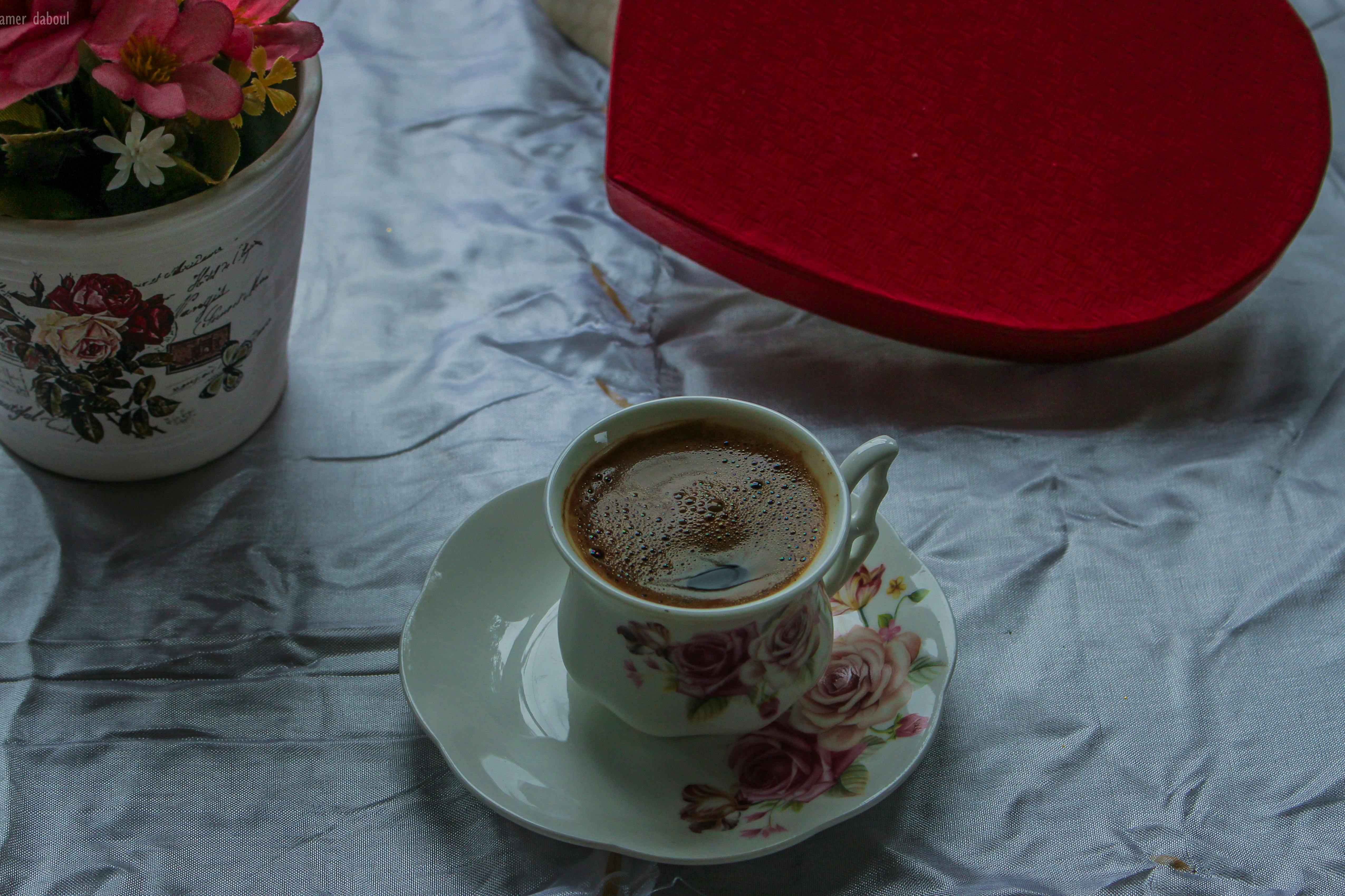 Tasse à Thé En Céramique Blanche Et Rose Remplie De Café Sur Une ...