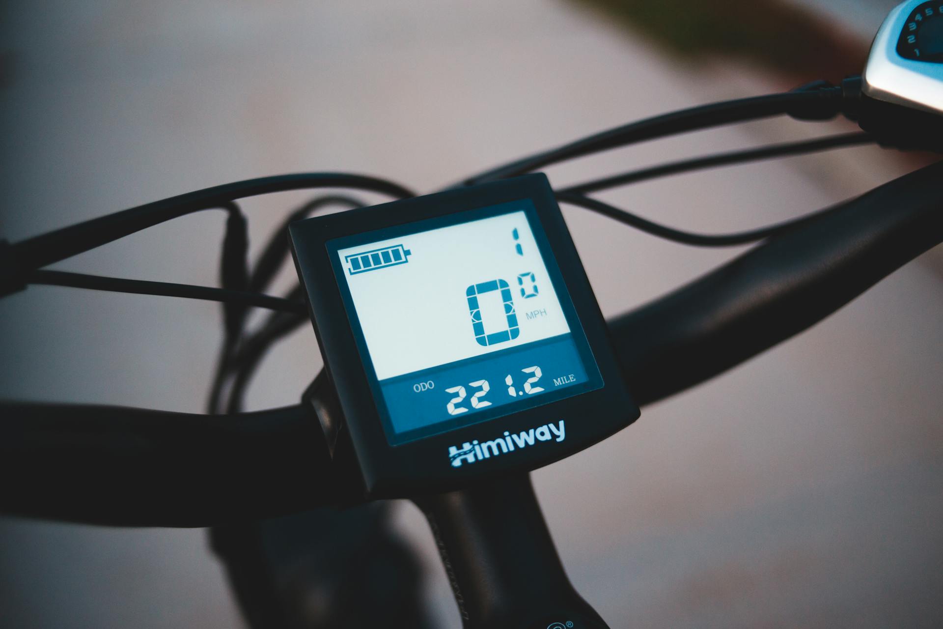 Detailed view of a Himiway bike speedometer showing battery and speed information.