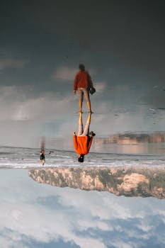 冬季，人们在平静的海滩上反思，呈现出一种颠倒的景象