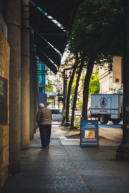 Foto profissional grátis de andando, caminhada lateral, fotografia de rua