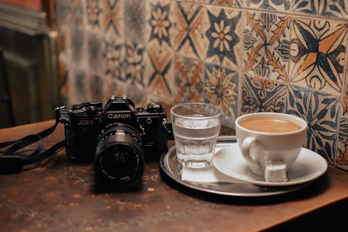 analog, eski model kamera, kahve içmek içeren Ücretsiz stok fotoğraf