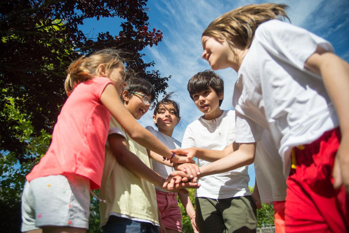 Copii implicați într-o activitate comună de grup