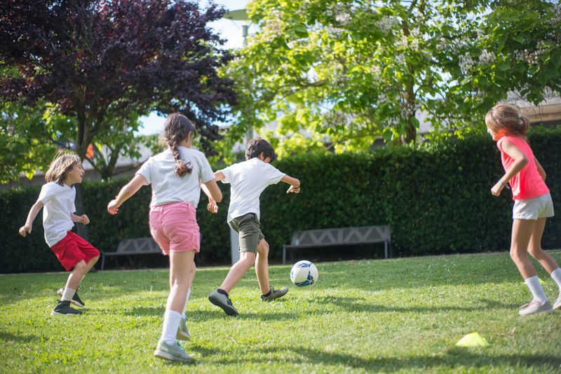 Copil jucând fotbal, control al mingii