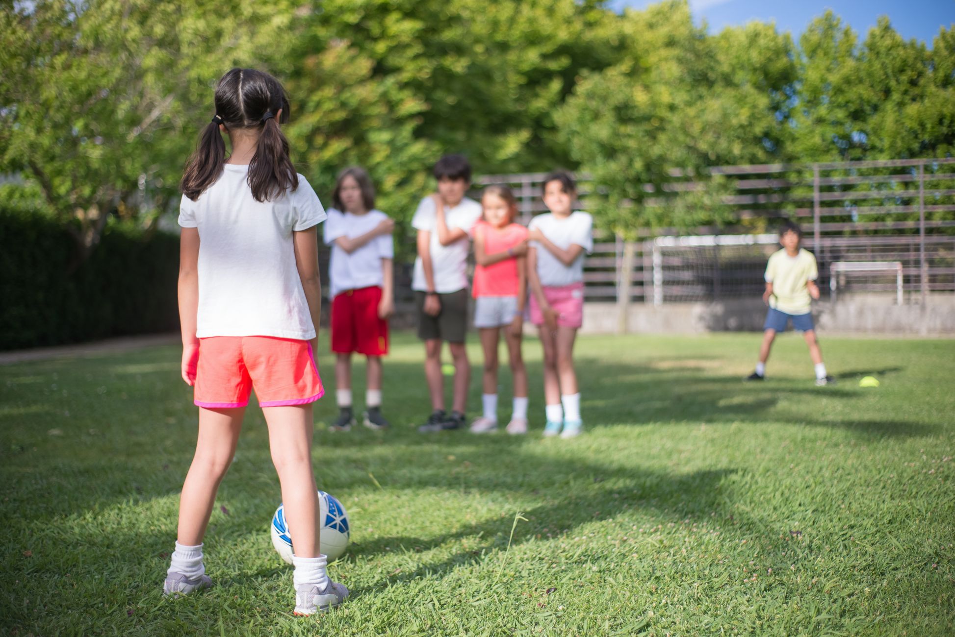 Noorse prins en prinses voetballen met Amerikaanse kinderen
